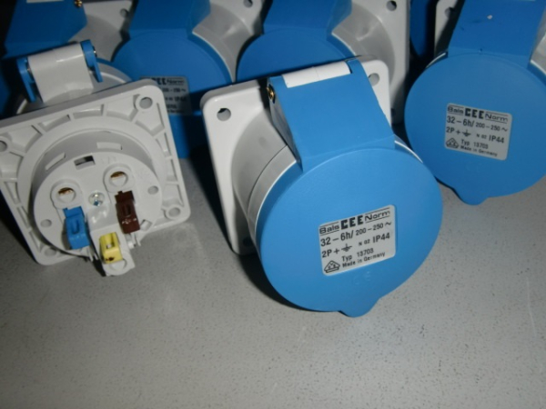 13703 CEE Anbausteckdose 32A/3/6h IP44